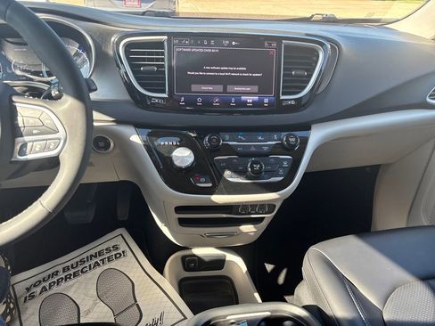 Used 2023 Chrysler Pacifica Touring-L image 17