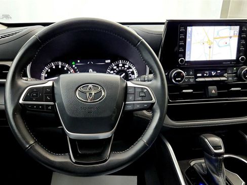 Used 2022 Toyota Highlander XLE image 26