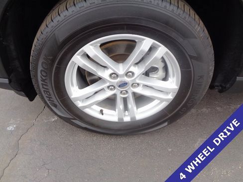 Used 2022 Ford Explorer XLT image 2