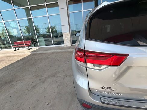 Used 2018 Toyota Highlander XLE w/ Protection Package #3 AWD/4WD image 8