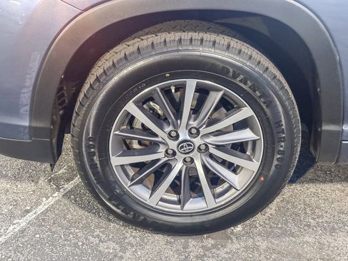 Certified 2017 Toyota Highlander XLE image 11