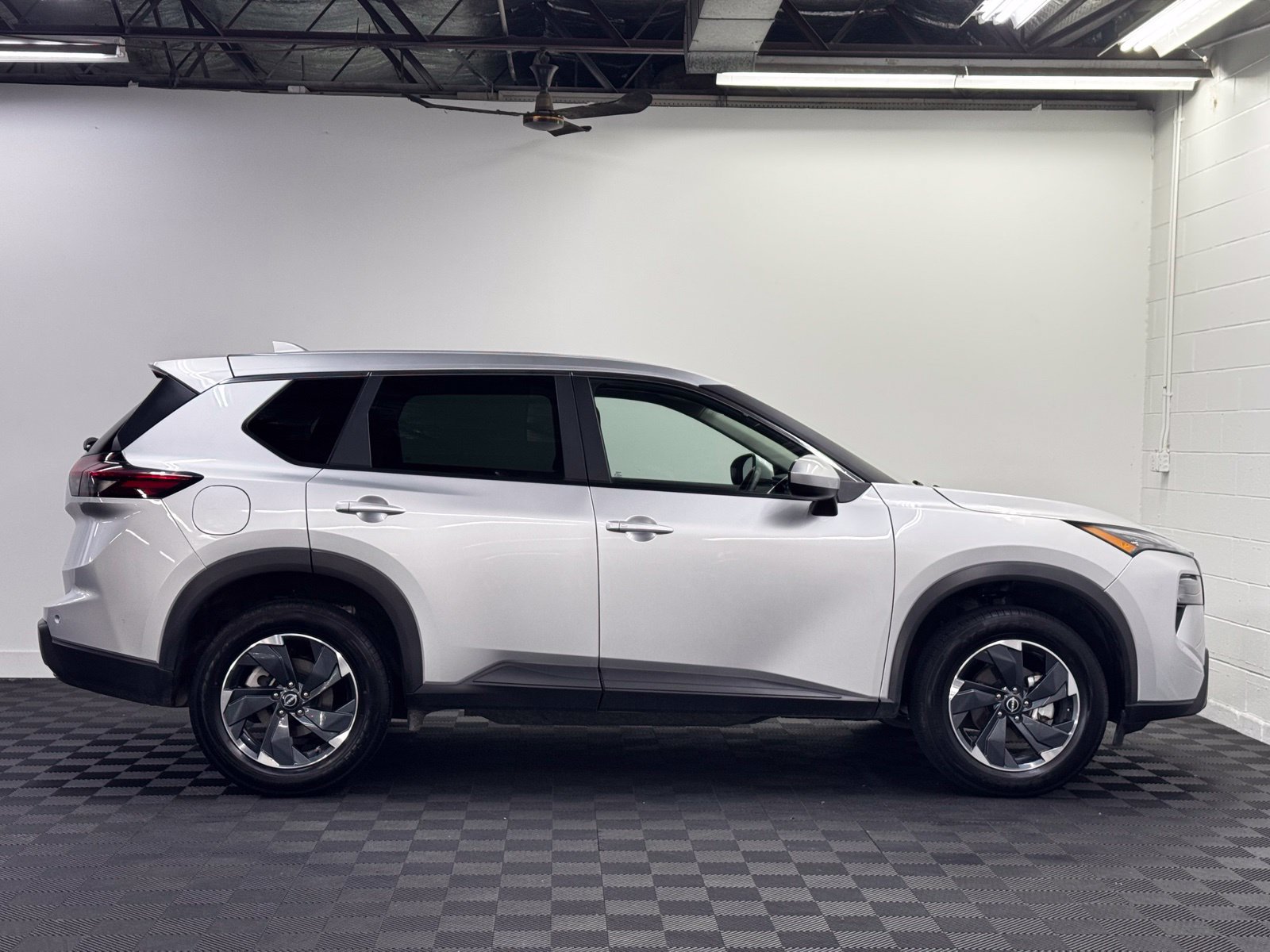 Certified 2025 Nissan Rogue SV AWD/4WD image 5