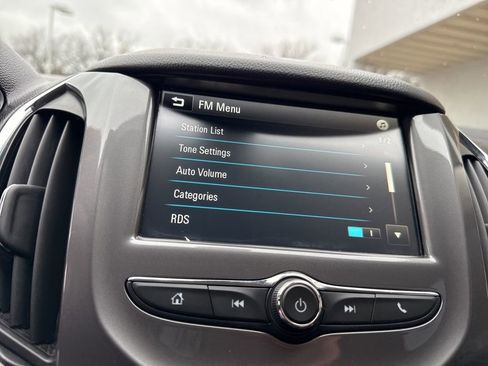 Used 2017 Chevrolet Cruze LT image 18