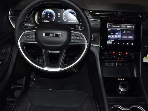 New 2025 Jeep Grand Cherokee Altitude image 13