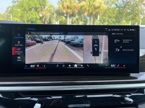 Used 2025 BMW X7 M60i AWD/4WD image 25