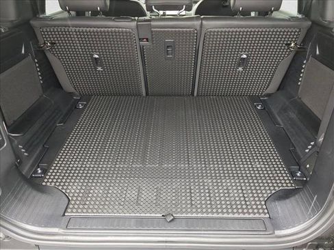 New 2026 Land Rover Defender 110 X-Dynamic SE image 25