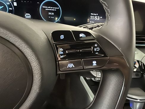 Certified 2025 Hyundai Elantra Limited FWD image 18