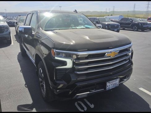Used 2024 Chevrolet Silverado 1500 High Country w/ Technology Package AWD/4WD image 2