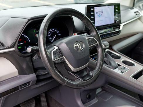 Used 2023 Toyota Sienna XLE FWD image 20