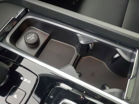 Certified 2025 Volvo XC60 B5 Core image 33