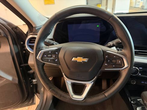 Used 2025 Chevrolet Trax LT w/ LT Convenience Package FWD image 22