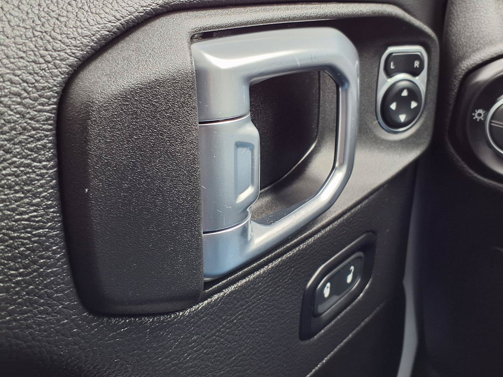 Used 2021 Jeep Gladiator Overland AWD/4WD image 12