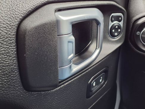 Used 2021 Jeep Gladiator Overland AWD/4WD image 12