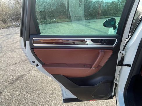 Used 2016 Volkswagen Touareg VR6 image 22