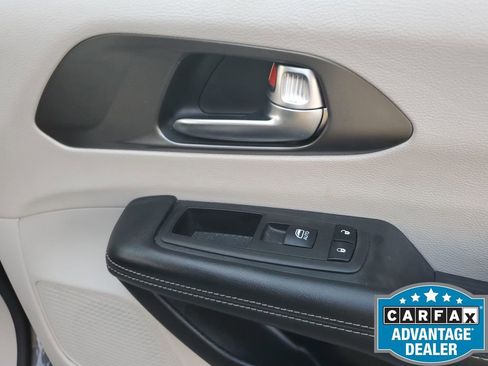 Used 2023 Chrysler Pacifica Touring-L image 45