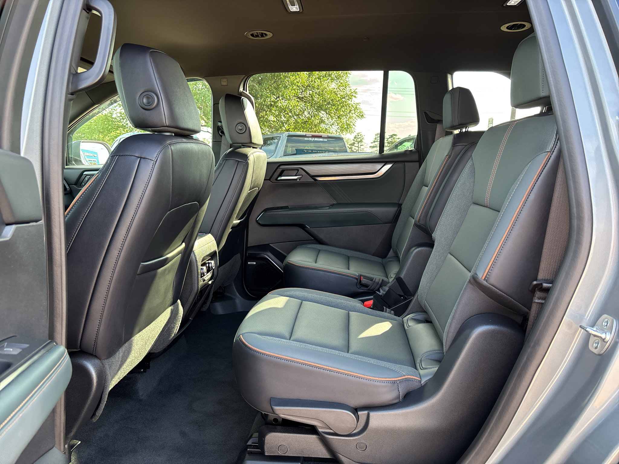 Used 2024 GMC Acadia AT4 w/ Luxury Package AWD/4WD image 18