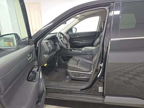 Used 2025 Nissan Pathfinder SL FWD image 3
