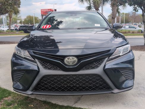 Used 2019 Toyota Camry SE w/ Convenience Package image 3