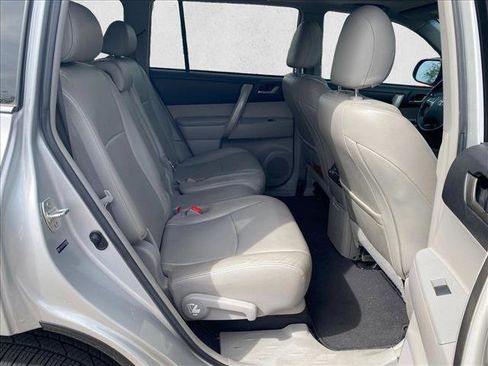 Used 2013 Toyota Highlander SE FWD image 28