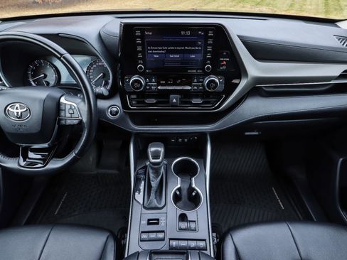 Used 2020 Toyota Highlander XLE image 31