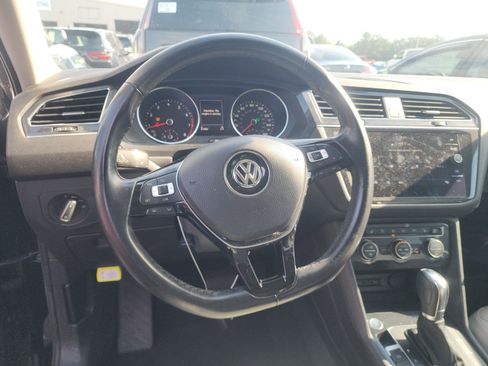 Used 2018 Volkswagen Tiguan SEL AWD/4WD image 11