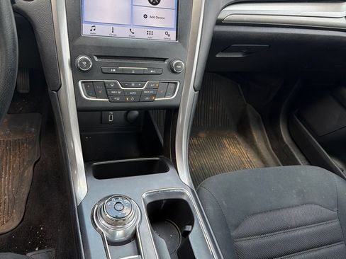 Used 2017 Ford Fusion SE w/ Fusion SE Technology Package FWD image 5