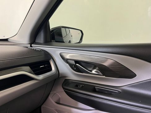 Used 2024 GMC Terrain SLT image 29