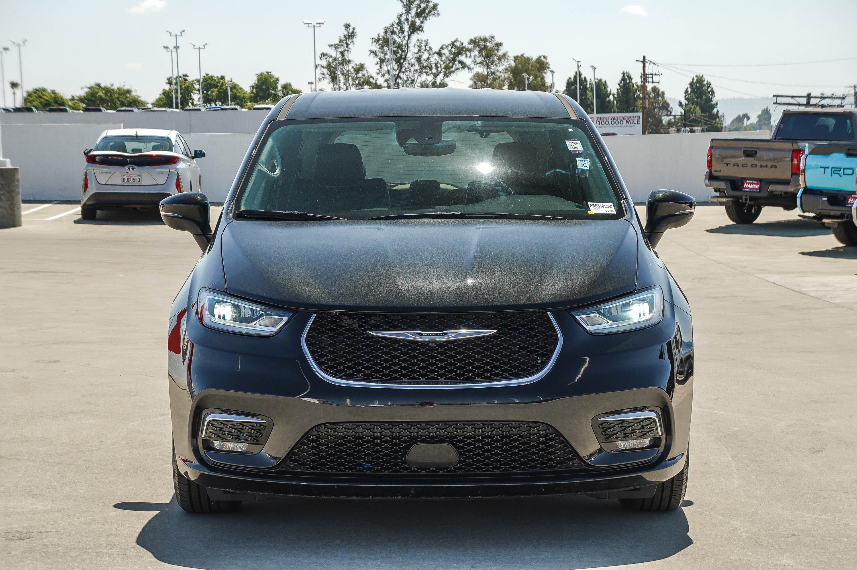 Used 2023 Chrysler Pacifica Touring-L FWD image 2