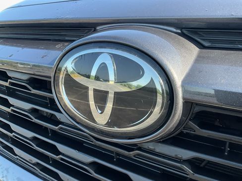 Used 2021 Toyota RAV4 LE FWD image 14