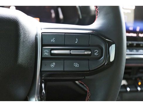Used 2026 Chevrolet Colorado Z71 w/ Technology Package AWD/4WD image 16