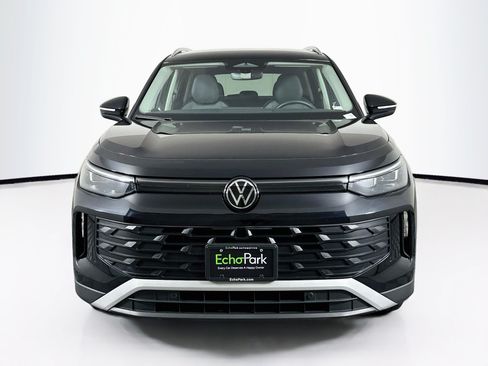 Used 2026 Volkswagen Tiguan SE AWD/4WD image 2