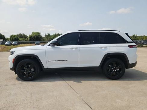 Used 2023 Jeep Grand Cherokee Altitude RWD image 4