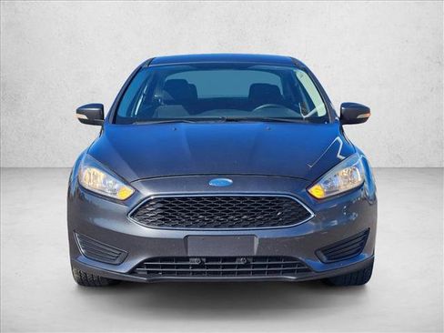 Used 2018 Ford Focus SE w/ Cold Weather Package FWD image 2