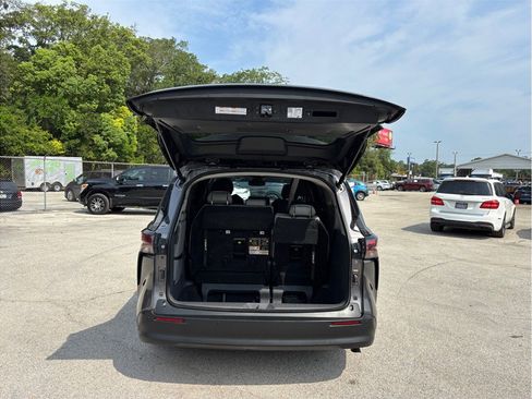 Used 2023 Toyota Sienna XLE FWD image 45