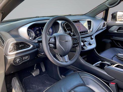 Used 2025 Chrysler Pacifica Limited image 12