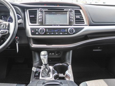 Used 2018 Toyota Highlander Plus FWD image 13
