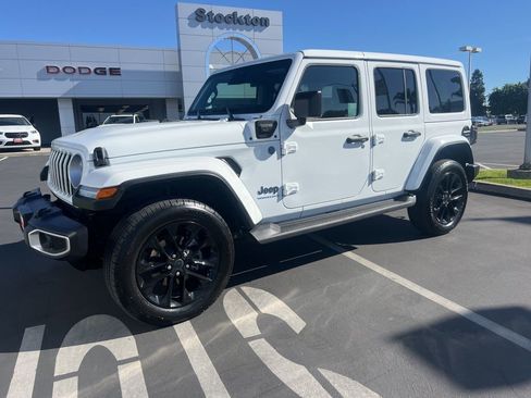 Used 2025 Jeep Wrangler Unlimited Sahara AWD/4WD image 2