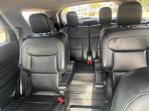 Used 2021 Ford Explorer XLT w/ Equipment Group 202A RWD image 6