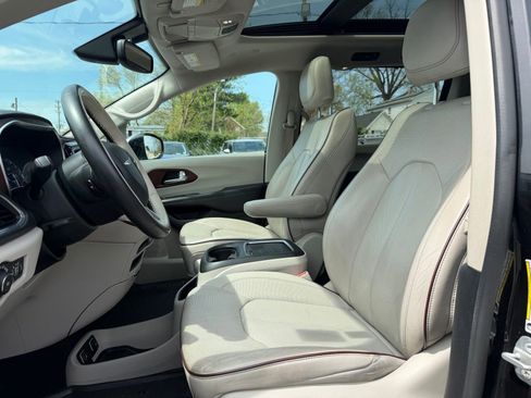 Used 2020 Chrysler Pacifica Limited image 5