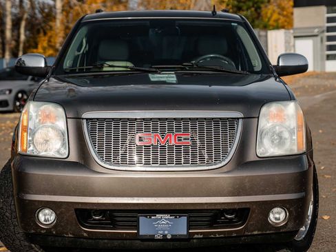 Used 2011 GMC Yukon SLT w/ SLT Chrome Package image 3