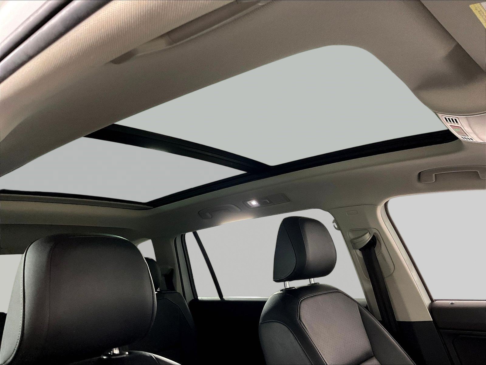 Used 2020 Volkswagen Tiguan SE w/ Panoramic Sunroof Package FWD image 28