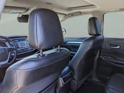 Used 2018 Toyota Highlander XLE image 16