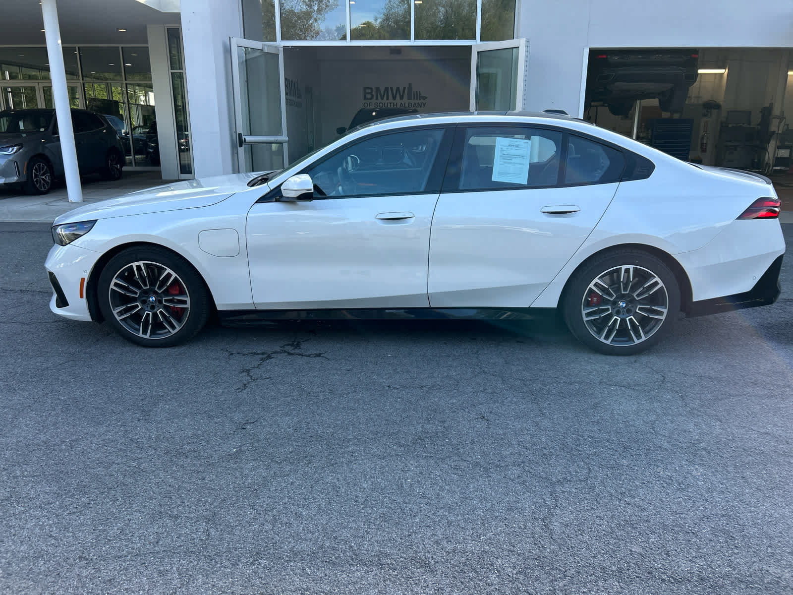 Used 2026 BMW 550e xDrive w/ Executive Package AWD/4WD image 2