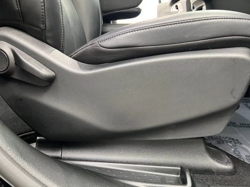 Used 2025 Chrysler Pacifica Select FWD image 30
