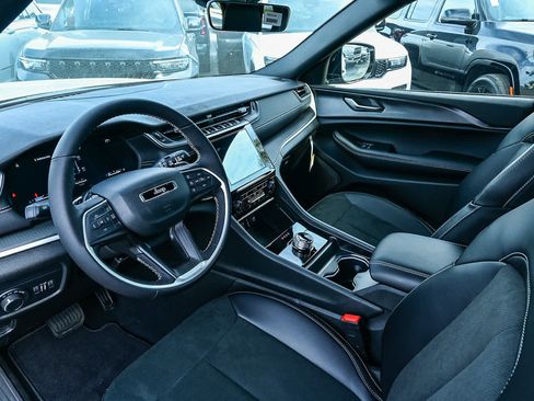 New 2025 Jeep Grand Cherokee Altitude image 14