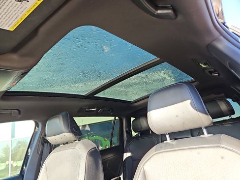 Certified 2022 Volkswagen Tiguan SE R-Line image 13