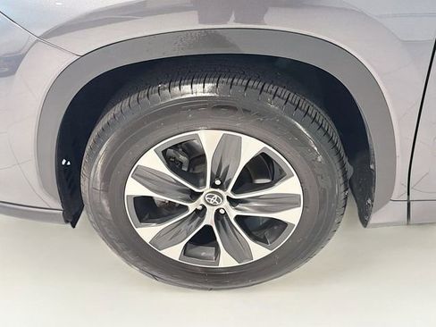Certified 2025 Toyota Highlander XLE FWD image 23