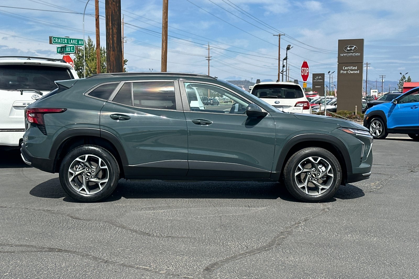 Used 2025 Chevrolet Trax LT FWD image 3