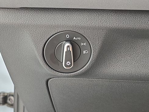 Certified 2025 Volkswagen Jetta SE FWD image 25