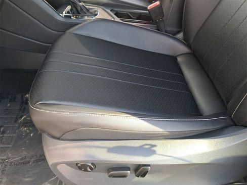 Certified 2022 Volkswagen Tiguan SE image 33